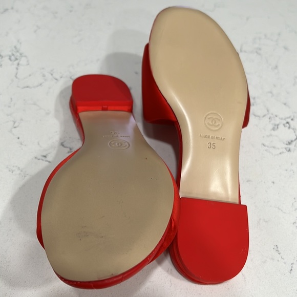 Brand new Chanel slides in red. Size 35 - Picture 4 of 7